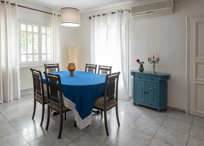 Met & Kas Corner Spacious House With Countryard